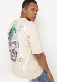 Born2be - Beżowa Koszulka z Krótkim Rękawem T-Shirt z Nadrukiem z Przodu i na Plecach Franestia. Okazja: na co dzień. Kolor: beżowy. Materiał: jeans. Długość rękawa: krótki rękaw. Długość: krótkie. Wzór: nadruk. Styl: casual, elegancki