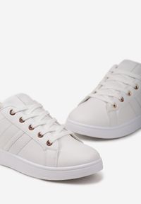 Born2be - Biało-Złote Sneakersy Biscuis. Zapięcie: sznurówki. Kolor: biały. Materiał: materiał, skóra. Szerokość cholewki: normalna. Wzór: aplikacja. Obcas: na platformie #4