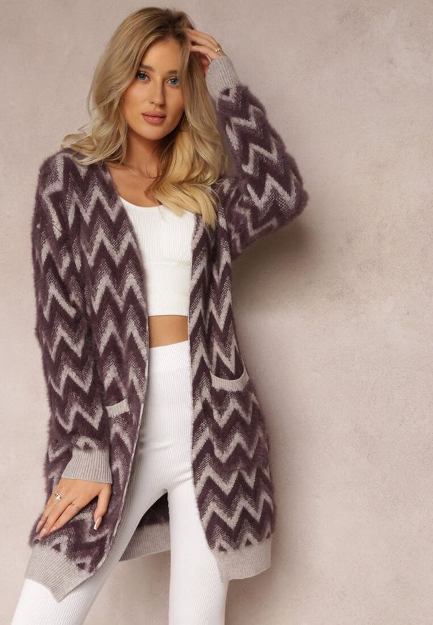 Renee - Ciemnofioletowy Niezapinany Kardigan o Przedłużonym Fasonie w Zygzaki Chevron Oherna. Kolor: fioletowy. Materiał: tkanina. Długość: długie. Wzór: paski