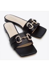 Wittchen - Damskie klapki skórzane z połyskującą klamrą. Kolor: czarny. Materiał: skóra. Wzór: aplikacja. Sezon: lato. Obcas: na obcasie. Styl: klasyczny, elegancki. Wysokość obcasa: niski #3