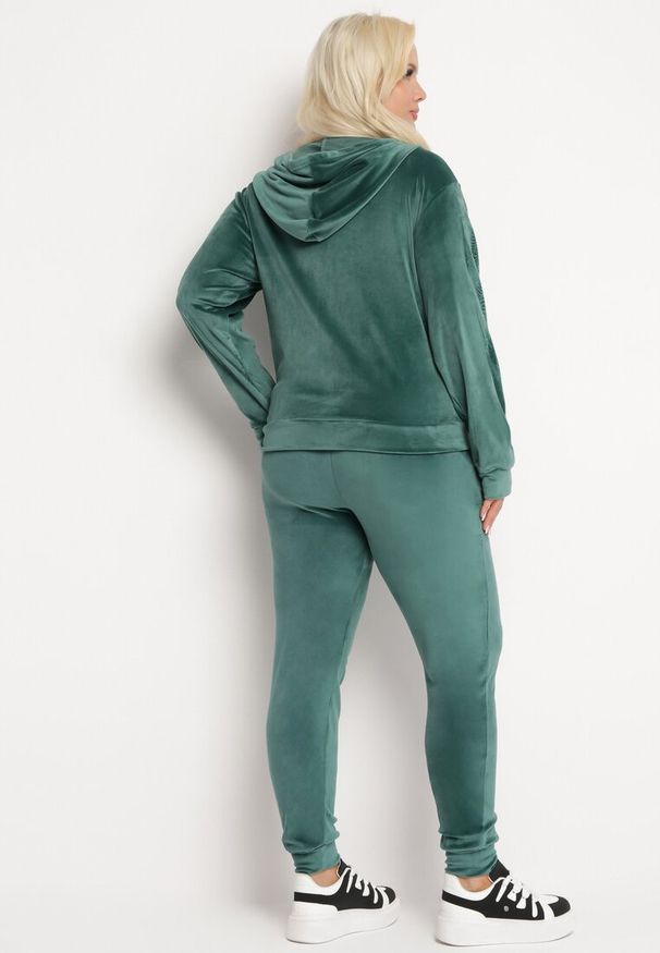 Born2be - Ciemnozielony 2-Częściowy Welurowy Komplet Dresowy ze Spodniami i Bluzą z Kapturem Bondia. Kolor: zielony. Materiał: dresówka, welur