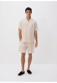 Reserved - Szorty slim fit - kremowy. Kolor: kremowy. Materiał: tkanina, wiskoza