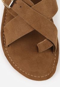 Born2be - Ciemnobeżowe Sandały Typu Japonki VICES Ozdobione Klamrą Nanrunia. Okazja: na co dzień. Zapięcie: klamry. Kolor: beżowy. Materiał: koronka. Wzór: aplikacja. Styl: wakacyjny, casual, klasyczny #2