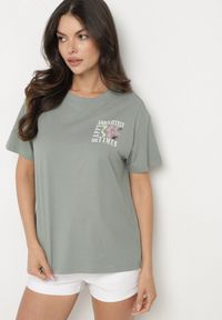 Born2be - Ciemnozielony Bawełniany T-shirt Oversize Fillaria. Okazja: na co dzień. Kolor: zielony. Materiał: bawełna. Wzór: aplikacja. Styl: klasyczny, casual #4
