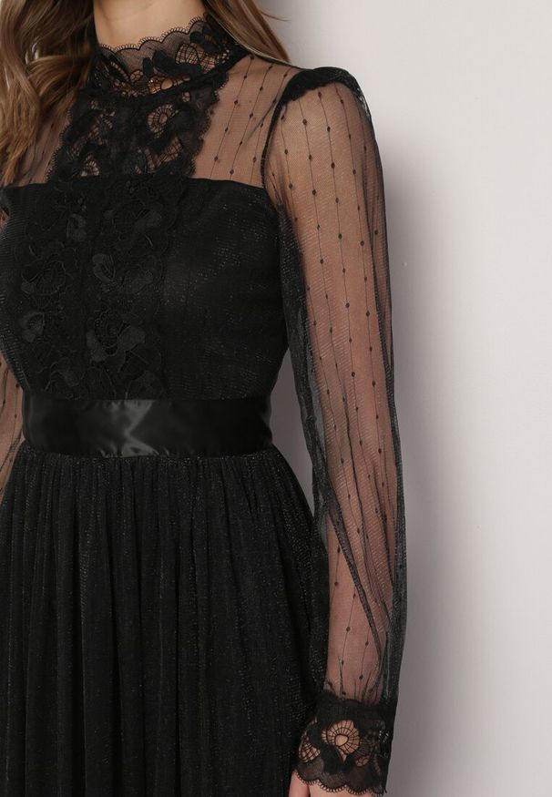 Born2be - Czarna Rozkloszowana Sukienka Maxi z Siateczki Ozdobiona Koronką Vireln. Kolor: czarny. Materiał: koronka. Wzór: aplikacja, koronka. Długość: maxi