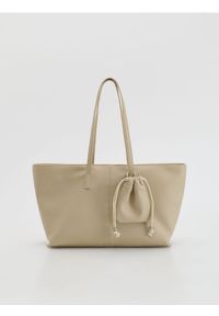 Reserved - Torebka shopper z zawieszką - kremowy. Kolor: kremowy. Materiał: skórzane. Styl: klasyczny #1