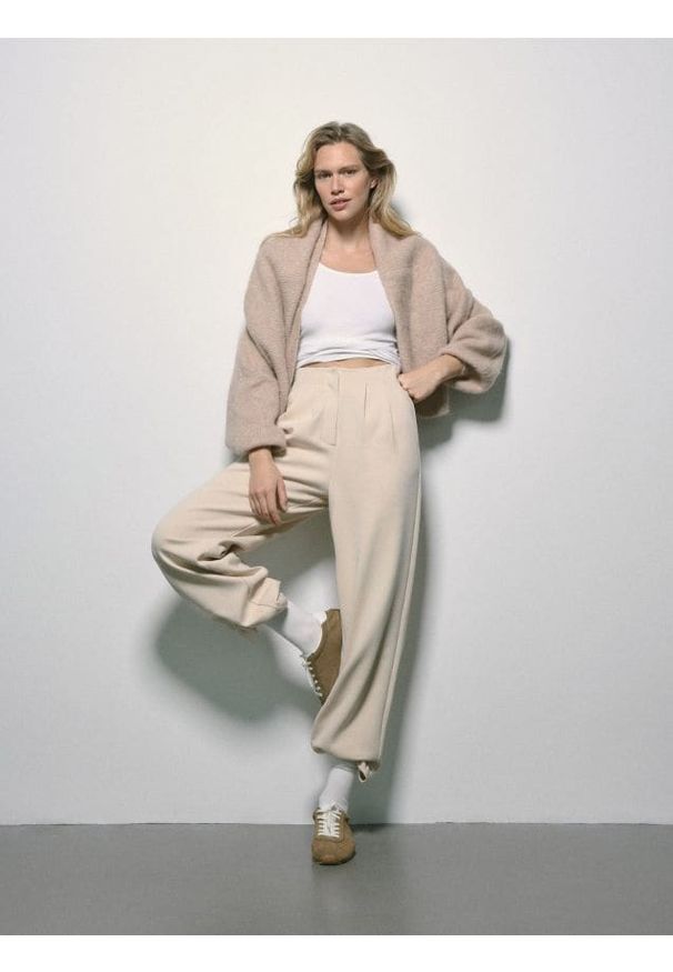 Reserved - Spodnie z zakładkami - beżowy. Kolor: beżowy. Materiał: dzianina, bawełna