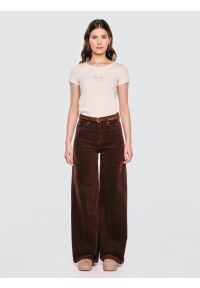 Big-Star - Spodnie damskie sztruksowe z szeroką nogawką ciemnobrązowe Celinesi 804. Stan: podwyższony. Kolor: brązowy. Materiał: sztruks. Długość: krótkie. Wzór: prążki. Sezon: lato. Styl: klasyczny #3
