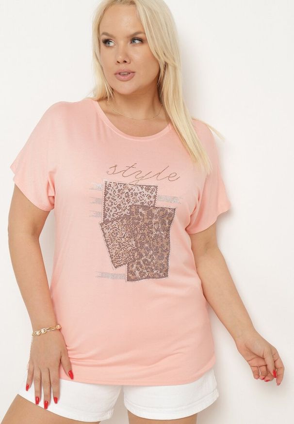 Born2be - Jasnoróżowy Bawełniany T-shirt z Ozdobnym Napisem i Cyrkoniami Krisiona. Okazja: na spotkanie biznesowe, do pracy, na co dzień. Kolor: różowy. Materiał: bawełna. Wzór: napisy. Styl: biznesowy, klasyczny, casual