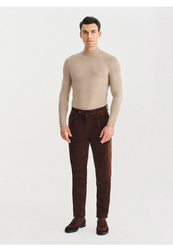 Pako Lorente - PAKO LORENTE - Brązowe spodnie z zakładkami. Kolor: brązowy. Materiał: sztruks, bawełna, elastan. Sezon: zima, jesień