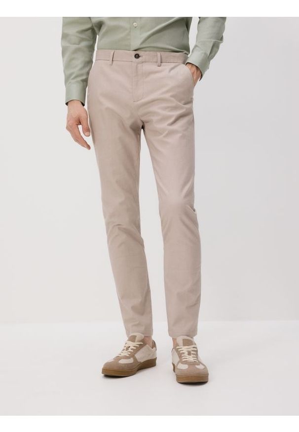 Reserved - Spodnie chino slim fit - beżowy. Kolor: beżowy. Materiał: bawełna