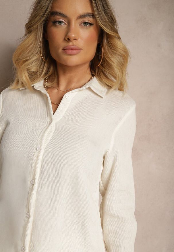 Renee - Biała Wiskozowa Koszula o Klasycznym Kroju Florriza. Okazja: na co dzień, na spotkanie biznesowe, do pracy. Kolor: biały. Materiał: wiskoza. Długość rękawa: długi rękaw. Długość: długie. Styl: klasyczny