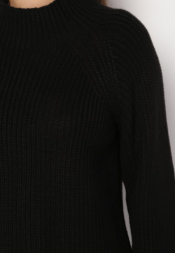 Born2be - Czarny Sweterkowy Golf z Dzianiny z Rozszerzanymi Rękawami Nucta. Typ kołnierza: golf. Kolor: czarny. Materiał: dzianina