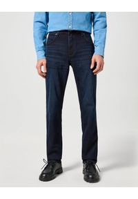 Wrangler - WRANGLER MĘSKIE SPODNIE JEANSOWE GREENSBORO DEEP BLUE BLACK 112355019