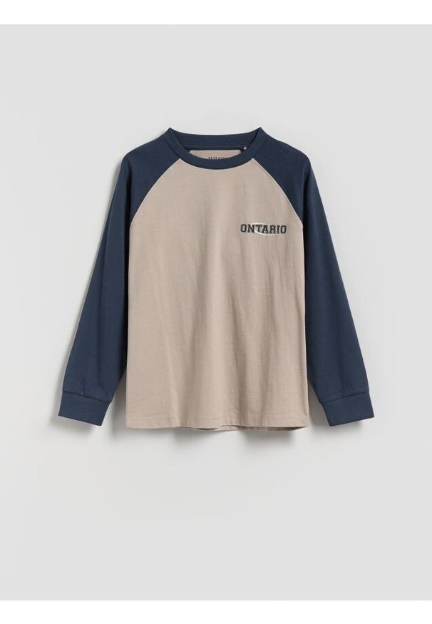 Reserved - Bawełniany longsleeve z nadrukiem - kremowy. Kolor: kremowy. Materiał: bawełna. Długość rękawa: długi rękaw. Wzór: nadruk