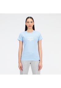 Koszulka damska New Balance WT33507BLZ – niebieska. Kolor: niebieski. Materiał: bawełna, poliester. Długość rękawa: krótki rękaw. Długość: krótkie. Wzór: napisy, nadruk