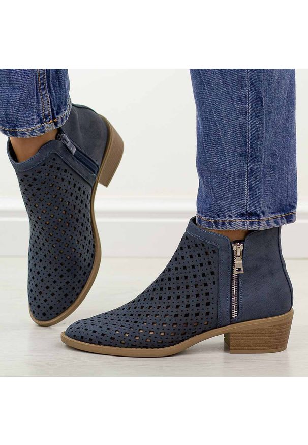 Niebieskie botki damskie na obcasie M.Daszyński 2353-17. Kolor: złoty. Materiał: skóra. Szerokość cholewki: normalna. Sezon: wiosna, jesień, lato. Obcas: na obcasie. Styl: elegancki, klasyczny. Wysokość obcasa: niski