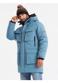Ombre Clothing - Ocieplana długa męska kurtka z odblaskowymi elementami – niebieska V4. Typ kołnierza: kołnierzyk stójkowy. Kolor: niebieski. Materiał: guma, puch, poliester, materiał, satyna, syntetyk. Długość: długie. Wzór: gładki, aplikacja. Styl: elegancki