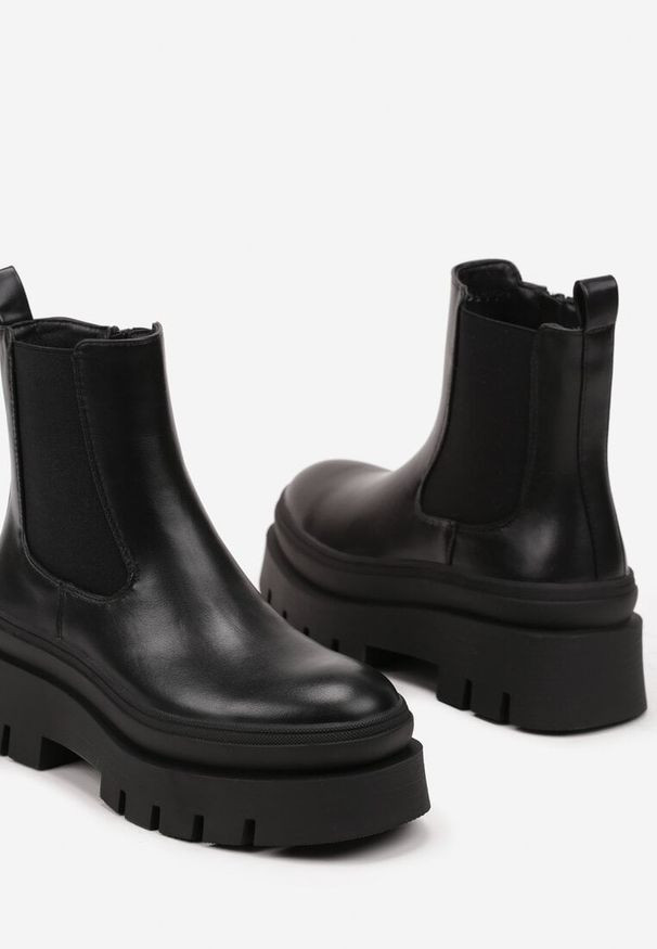 Renee - Czarne Casualowe Botki Typu Sztyblety na Tłoczonej Platformie Riadira. Okazja: na co dzień. Kolor: czarny. Materiał: jeans. Obcas: na platformie. Styl: casual