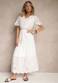 Renee - Biała Rozkloszowana Sukienka z Bawełny z Haftowanymi Zdobieniami w Stylu Boho Efrivina. Typ kołnierza: dekolt w kształcie V. Kolor: biały. Materiał: bawełna. Długość rękawa: krótki rękaw. Wzór: haft, aplikacja. Typ sukienki: rozkloszowane. Styl: boho #5