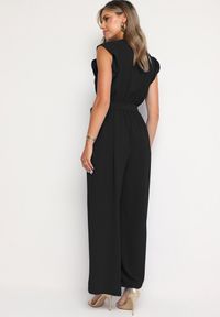 Born2be - Czarny Taliowany Kombinezon Koktajlowy z Paskiem w Talii i Falbanami przy Ramionach Vimarine. Okazja: na imprezę. Kolor: czarny. Materiał: jeans. Styl: wizytowy #6