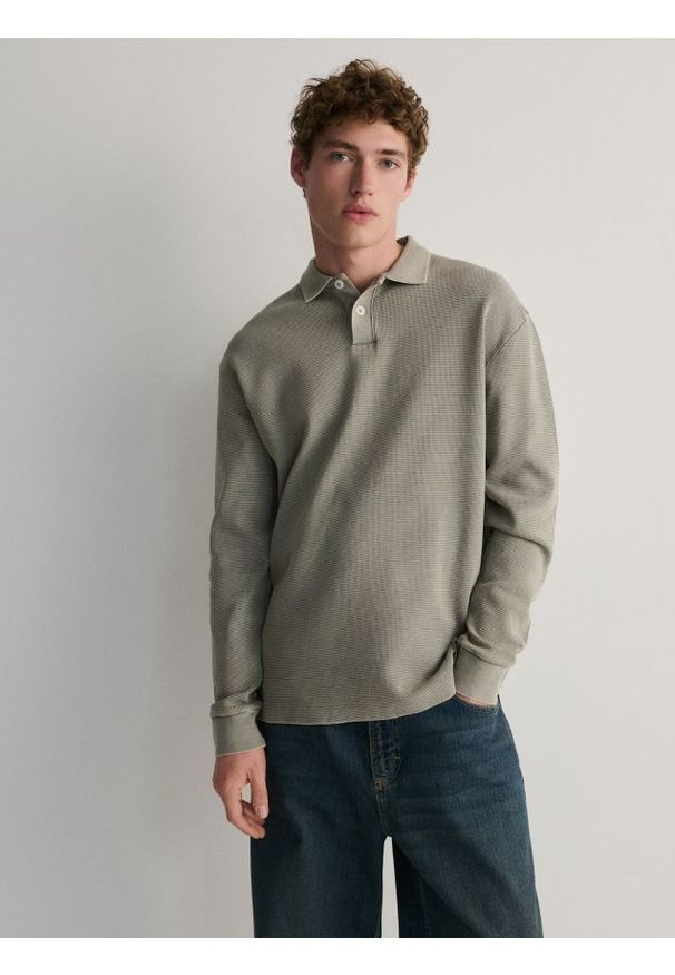 Reserved - Longsleeve polo z waflowym splotem - beżowy. Typ kołnierza: polo. Kolor: beżowy. Materiał: bawełna, dzianina. Długość rękawa: długi rękaw. Wzór: ze splotem