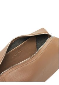 Calvin Klein Torebka Ck Plaque Camera Bag K60K612788 Brązowy. Kolor: brązowy. Materiał: skórzane #4