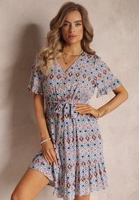 Renee - Niebieska Sukienka Mini z Gumką w Pasie i Falbanką z Wiskozy Ellison. Kolor: niebieski. Materiał: wiskoza. Długość rękawa: krótki rękaw. Długość: mini #3