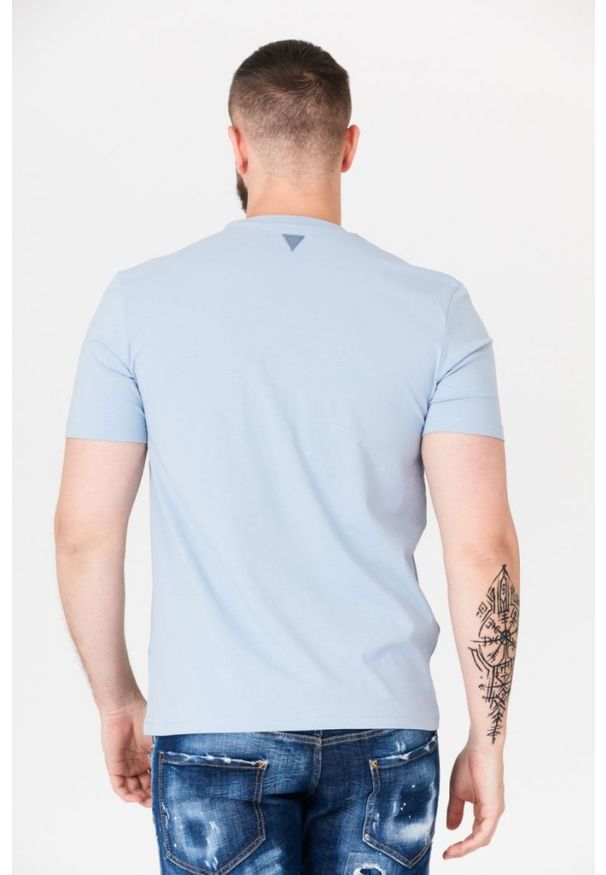Guess - GUESS Błękitny t-shirt męski z wytłaczanym logo, Rozmiar XL. Kolor: niebieski. Wzór: aplikacja