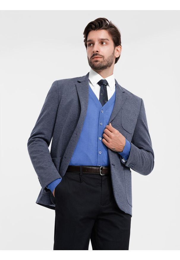 Ombre Clothing - Dopasowana elegancka męska marynarka ze strukturalnej dzianiny – granatowa V1. Kolor: niebieski. Materiał: dzianina. Wzór: melanż, aplikacja. Styl: elegancki