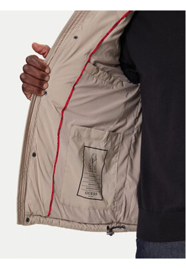 Guess Kurtka zimowa M4BL21 WGJ42 Beżowy Regular Fit. Kolor: beżowy. Materiał: syntetyk. Sezon: zima