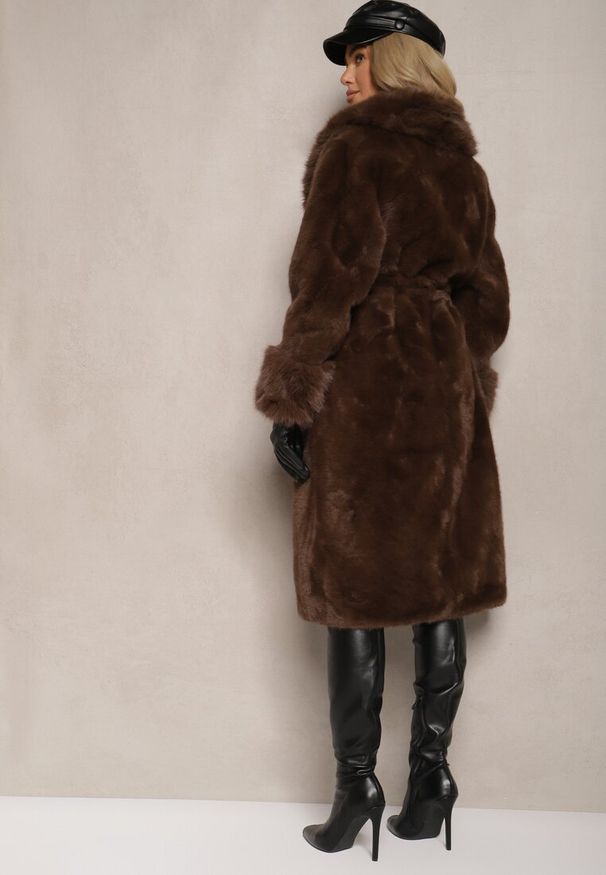Renee - Brązowy Futrzany Płaszcz z Wiązanym Paskiem Ozdobnym Kołnierzem i Mankietami Viaressa. Okazja: na co dzień. Kolor: brązowy. Materiał: futro. Długość rękawa: długi rękaw. Długość: długie. Styl: rockowy, casual, elegancki