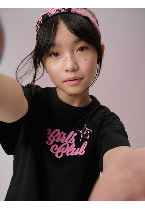 4f - 4F T-shirt loose z nadrukiem dziewczęcy - czarny 146/152 (10-12 lat). Okazja: na co dzień. Kolor: czarny. Materiał: bawełna, dzianina. Wzór: nadruk. Sezon: lato. Styl: casual