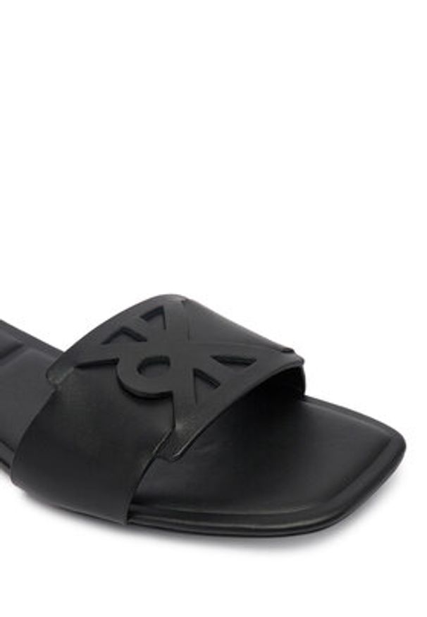 Calvin Klein Klapki Square Flat Sandal Emblem HW0HW03128 Czarny. Kolor: czarny. Materiał: skóra