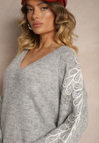 Renee - Szary Sweter z Wełną Zdobiony Haftem z Bufiastymi Rękawami i Dekoltem w Serek Senaleth. Okazja: na co dzień. Typ kołnierza: dekolt w serek. Kolor: szary. Materiał: wełna. Wzór: aplikacja, haft. Styl: boho, klasyczny, elegancki, casual
