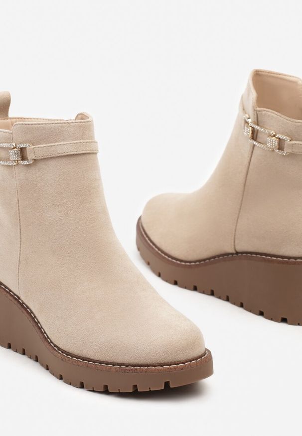 Renee - Beżowe Botki na Koturnie z Metaliczną Ozdobą i Paskiem Berivra. Okazja: na co dzień. Zapięcie: pasek. Kolor: beżowy. Materiał: jeans. Wzór: aplikacja. Sezon: zima, jesień. Obcas: na koturnie. Styl: elegancki, casual