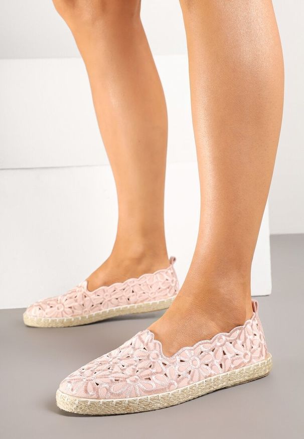 Renee - Różowe Plecione Espadryle Vices z Kwiatowym Motywem z Ażurowymi Wycięciami Honavia. Okazja: na co dzień, na spacer. Kolor: różowy. Materiał: jeans. Wzór: ażurowy, kwiaty. Styl: casual