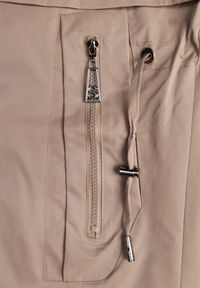 Born2be - Brązowa Przejściowa Kurtka Parka z Kapturem i Podwijanymi Rękawami Tinarose. Okazja: na spacer, na co dzień. Typ kołnierza: kaptur. Kolor: brązowy. Materiał: jeans, dresówka. Styl: casual #6