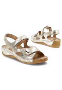 Złote Sandały Armodo Stylowe Płaskie Obuwie Damskie. Okazja: na co dzień, na spacer. Nosek buta: otwarty. Zapięcie: rzepy. Kolor: złoty. Materiał: skóra. Sezon: lato. Styl: elegancki #5