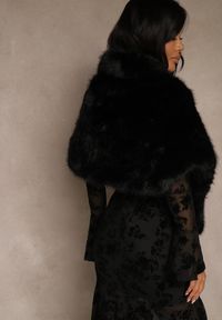 Renee - Czarne Futerkowe Ponczo Szal Typu Etola Aezney. Okazja: na imprezę. Kolor: czarny. Materiał: satyna. Styl: wizytowy, elegancki #3