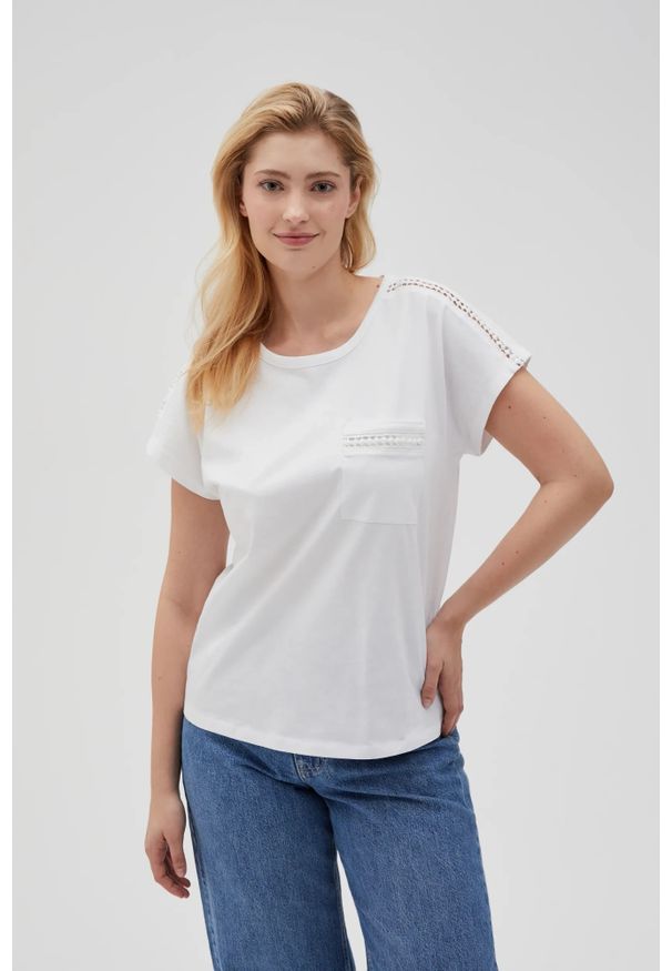 MOODO - Bawełniany t-shirt z kieszonką biały. Kolor: biały. Materiał: bawełna
