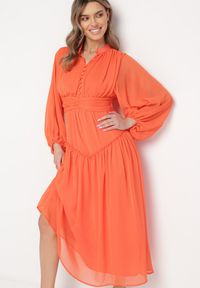Born2be - Pomarańczowa Długa Sukienka Koktajlowa w Stylu Retro z Plisami i Stójką Leowia. Typ kołnierza: kołnierzyk stójkowy. Kolor: pomarańczowy. Styl: retro, wizytowy. Długość: maxi #2