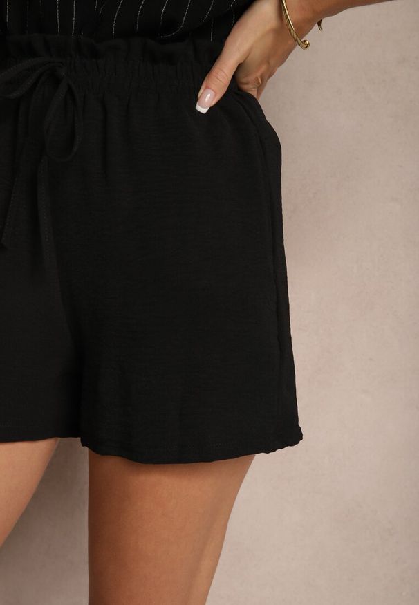 Renee - Czarne Szorty High Waist ze Sznurkiem Olnelia. Okazja: na co dzień. Stan: podwyższony. Kolor: czarny. Styl: sportowy, casual