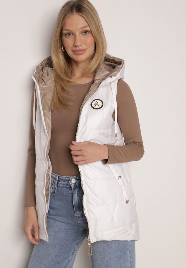 Born2be - Biała Pikowana Kamizelka o Długim Kroju z Nieodpinanym Kapturem i Aplikacją Koretes. Okazja: na co dzień. Kolor: biały. Materiał: prążkowany, poliester. Długość: długie. Wzór: aplikacja. Styl: casual