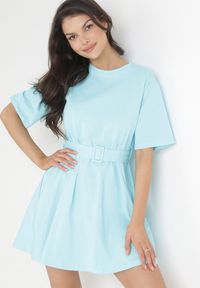 Born2be - Jasnoniebieska Bawełniana Sukienka Mini z Materiałowym Paskiem z Klamrą Yakatoki. Okazja: na co dzień. Kolor: niebieski. Materiał: bawełna, materiał. Długość rękawa: krótki rękaw. Styl: casual. Długość: mini #1