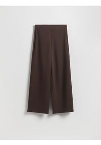 Reserved - Spodnie z szerokimi nogawkami - ciemnobrązowy. Kolor: brązowy. Materiał: tkanina. Wzór: gładki