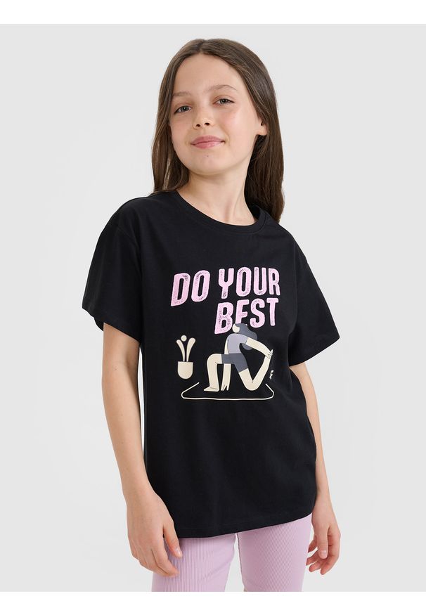 4f - 4F T-shirt regular z nadrukiem dziewczęcy - czarny 164 (13-14 lat). Okazja: na co dzień. Kolor: czarny. Materiał: dzianina, bawełna, jersey. Długość rękawa: krótki rękaw. Długość: krótkie. Wzór: nadruk. Sezon: lato. Styl: klasyczny, sportowy, casual
