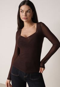 Born2be - Ciemnobrązowa Bluzka Siateczkowa z Wiskozą z Długim Rękawem i Dekoltem w Serce Elanne. Okazja: na co dzień. Kolor: brązowy. Materiał: wiskoza. Długość rękawa: długi rękaw. Długość: długie. Styl: casual, klasyczny, elegancki #1