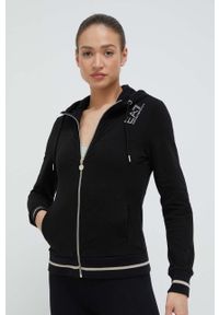 EA7 Emporio Armani bluza damska kolor czarny z kapturem z nadrukiem. Typ kołnierza: kaptur. Kolor: czarny. Długość rękawa: długi rękaw. Długość: długie. Wzór: nadruk #1