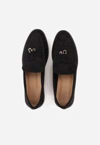 Renee - Czarne Mokasyny z Imitacji Zamszu Zdobione Zawieszką i Przeszyciem Aezoris. Okazja: na co dzień. Kolor: czarny. Materiał: zamsz. Wzór: aplikacja. Styl: casual, elegancki #2